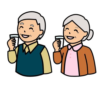 コップに入れた牛乳を美味しそうに飲んでいる高齢者