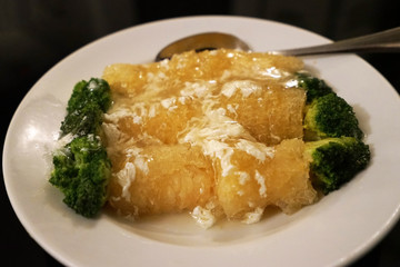 Fish maw stew with broccoli