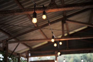 ガレージの裸電球