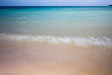Fototapeta na wymiar emerald color beach