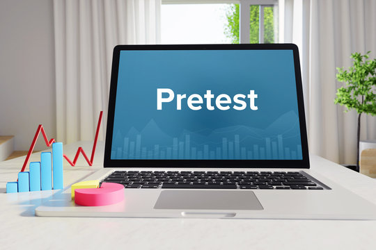 Pretest &ndash; Business/Statistik. Laptop im B&uuml;ro mit Begriff auf dem Monitor. Finanzen/Wirtschaft.