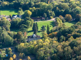 vue aérienne du village de Morainvilliers à l'automne dans les Yvelines en France