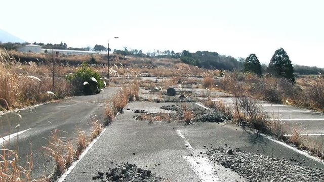 荒廃した駐車場