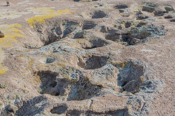 Schwefelfumarolen mit Schwefelkristallen auf dem Stefanos-Krater Nisyros Griechenland