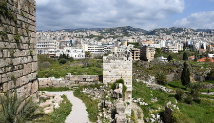 Fototapeta na wymiar Blick von der Kreuzfahrerburg zur Stadt Byblos