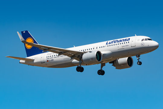 Lufthansa Airbus A320 airplane at Frankfurt