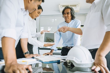 Obraz premium Discussing plan and idea to improvement strategy, businessmen brainstorming for strategy of business investment,businessmen review chart and document of investment information