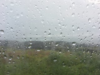 창문에 맺힌 빗방울