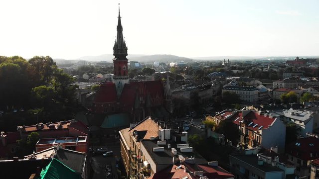 Duży barokowy kości&oacute;ł w centrum miasta z lotu ptaka