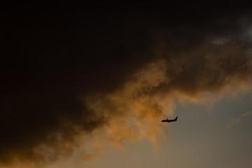 Jet fliegt in Wolkenfront