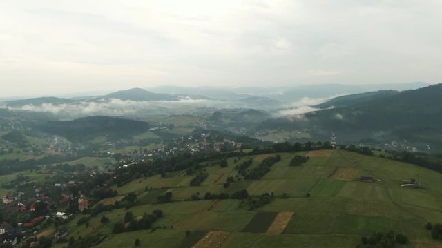 Krajobraz g&oacute;r za mgłą i pola uprawne z lotu ptaka