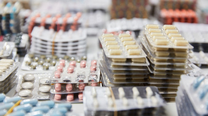 Viele Medikamente und Arzneimittel in Apotheke