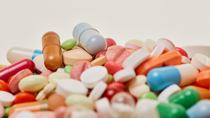 Haufen verschiedener Medikamente und Pillen