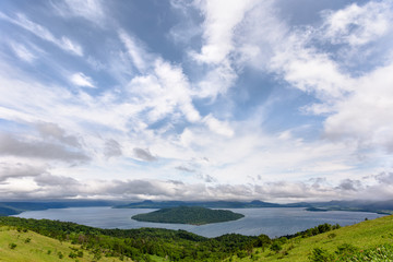 Fototapeta na wymiar 日本の北海道東部にある阿寒摩周国立公園・7月の屈斜路湖と中島
