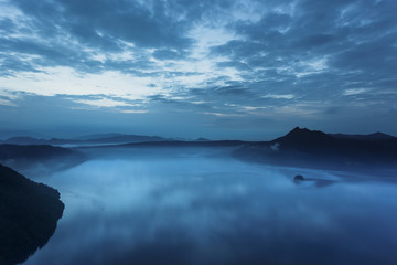 日本の北海道東部にある阿寒摩周国立公園・7月、夜明けの摩周湖と雲海