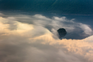 日本の北海道東部にある阿寒摩周国立公園・7月、夜明けの摩周湖と雲海