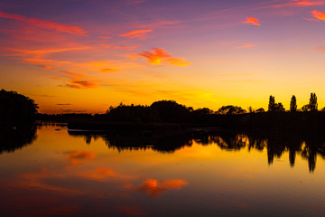 Sonnenuntergang am unteren Inn im Vogelschutzgebiet in Ering Niederbayern.