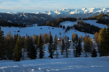 Die blaue Stunde - Blick auf den Alpen Hauptkamm im letzten Licht von den Armentara Wiesen , Dolomiten, aus gesehen