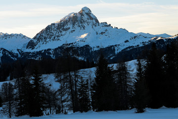 Der 2875 m hohe Peitlerkofel im winterlichem Abendlicht von den Armentara Wiesen bei Wenge aus gesehen, Dolomiten, Südtirol