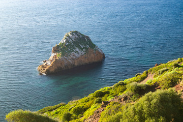 Lo scoglio Il Morto sulla costa di Nebida