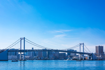 (東京都-湾岸風景)青空の下のレインボーブリッジ