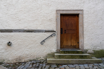 alte hölzerne Eingangstür mit schmiedeeisernem Beschlag in Český Krumlov
