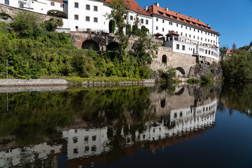 Fototapeta premium Spiegelung der Renaissance-Bauten in der Moldau in Český Krumlov