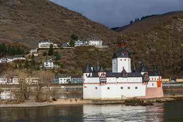 Fototapeta na wymiar the small castle of St. Goar on a small island on the Rhine near the German city of Koblenz