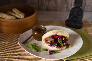 Gua Bao Taiwan Streefood mit pulled pork oder lammfleisch in gedämpften hefebun mit rotkraut und würzigem pflaumenmus 