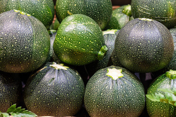 Calabacines redondos con moteados blancos.