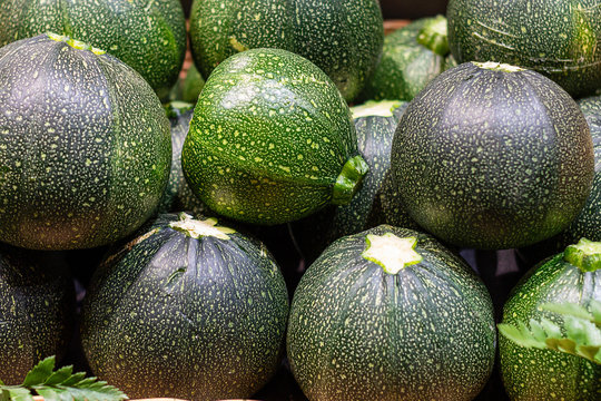 Calabacines redondos con moteados blancos.