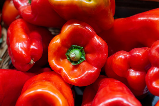 Pimientos rojos con tallo verde