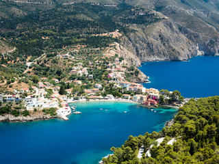 Obraz premium The quaint small beach town of assos asos on the greek island kefalonia is picture perfect greece