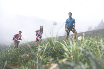 Gruppe von Wanderern, die in den Bergen wandern. 