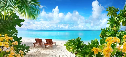 Fotobehang Prachtig tropisch strand met wit zand en twee ligstoelen op de achtergrond van turquoise oceaan en blauwe lucht met wolken. Frame van palmbladeren en bloemen. Perfect landschap voor een ontspannen vakantie. © Laura Pashkevich