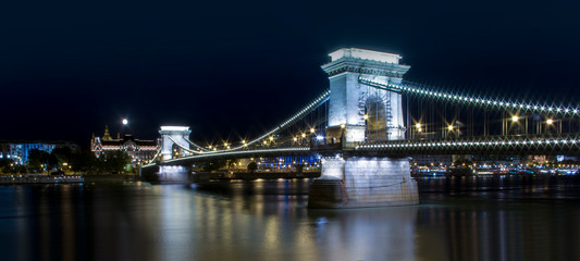 Fototapeta premium Chain bridge in Budapest city, capital of Hungary. Night scene with long exposure