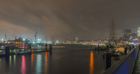 Fototapeta na wymiar Hamburg Hafen Nacht Panorama