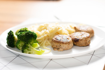 Spaghetti with meatballs and broccoli