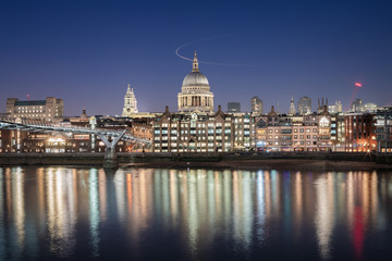 Fototapeta premium st pauls cathedral and millennium bridge