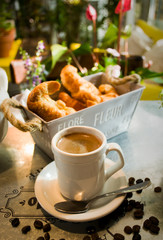 Taza de cafè con croissants.