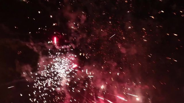 leuchtende , gl&uuml;hende Feuerwerk am Nachthimmel mit verschiedenen Farben 