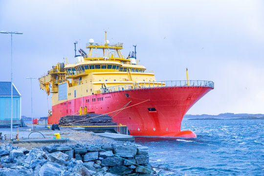 Offshore ship at quay in Br&oslash;nn&oslash;ysund, Nordland county.EDDA FAUNA  is a&nbsp;Multi Purpose Offshore Vessel&nbsp;that was built in 2008 and is sailing under the flag of&nbsp;Norway. Here in Br&oslash;nn&oslash;ysund port.
