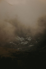 Casas blancas dentro de la montaña rodeadas de niebla