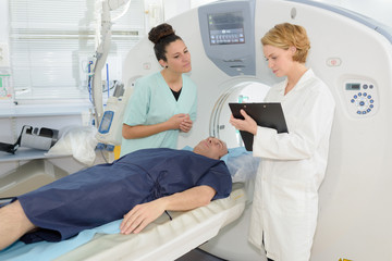 Obraz premium people during a x-ray exam