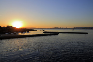 錦江湾に沈む夕日 (鹿児島)