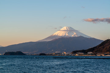 Fototapeta na wymiar 沼津湾から望む富士山　夕焼け