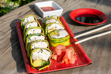 Sushi sin arroz envuelto en palta