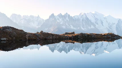 Poster Im Rahmen Panorama des Chesery-Sees (Lac de Cheserys) und der schneebedeckten Monte Bianco-Bergkette im Hintergrund, Chamonix, Frankreich Alpen © Ivan Kmit