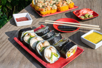 Montaje de sushi en madera y atardecer