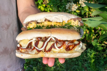 Completo en las manos, en un atardecer